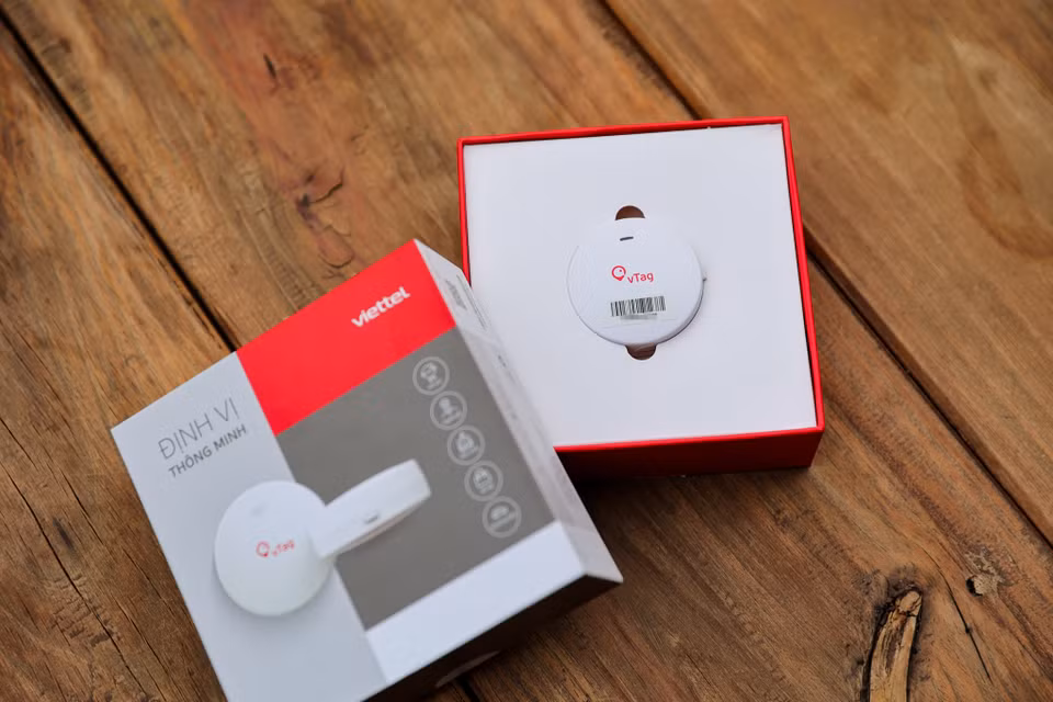 vTag là một trong những thiết bị định vị mới nhất được phát triển và sản xuất bởi Viettel. Thiết bị định vị cá nhân này cho phép người dùng sử dụng để theo dõi cũng như xác định vị trí của người thân, thú nuôi hay bất kỳ vật dụng cá nhân nào. (Ảnh: Minh Sơn/Vietnam+) 