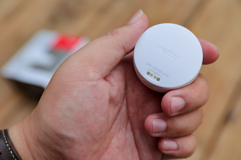 Tuy nhiên, thiết bị được thiết kế khá 'cục mịch.' Điều này cũng không khó hiểu khi vTag được Viettel tích hợp sẵn pin sạc cùng eSIM cho phép hoạt động liên tục và hiệu quả. (Ảnh: Minh Sơn/Vietnam+)