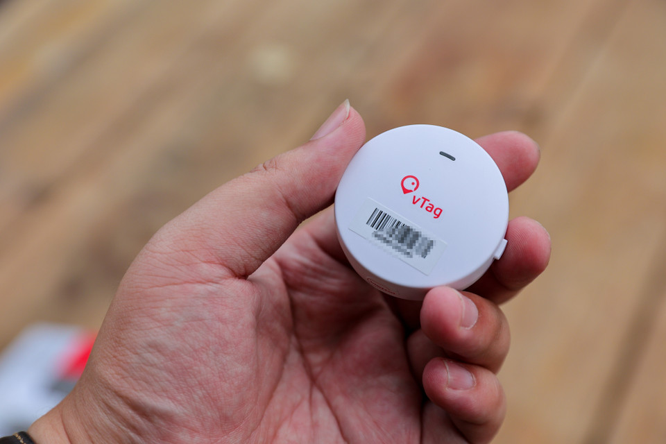 Tương tự các thiết bị định vị thông minh hiện có trên thị trường như AirTag của Apple, Galaxy Tab của Samsung, vTag cũng được Viettel thiết kế để người dùng có thể dễ dàng mang theo bên mình hoặc gắn kèm với bất kỳ vật dụng nào. (Ảnh: Minh Sơn/Vietnam+)
