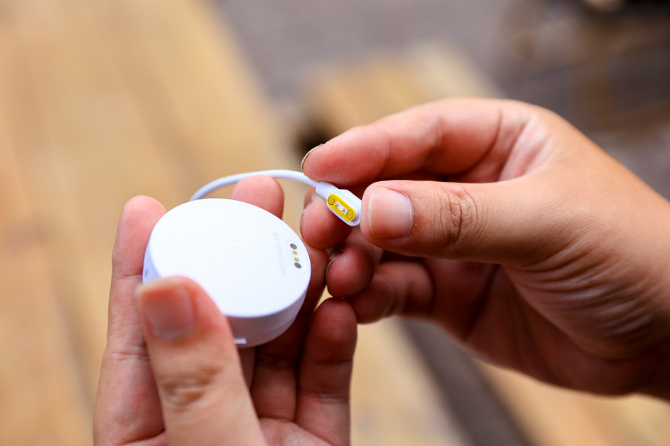 vTag sử dụng chân tiếp xúc từ tính nên việc cắm sạc cho thiết bị dễ dàng và thuận tiện (Ảnh: Minh Sơn/Vietnam+)