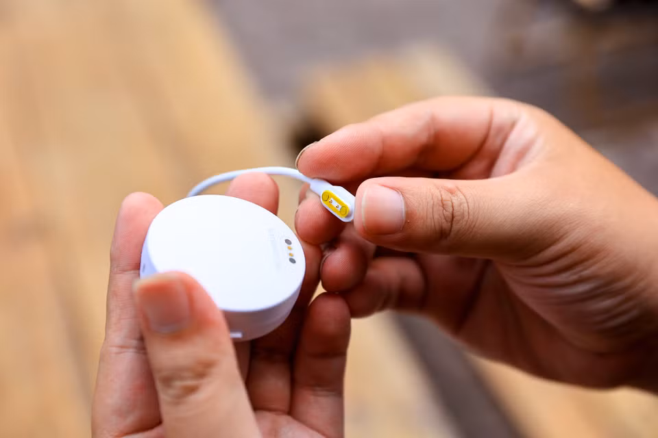 vTag sử dụng chân tiếp xúc từ tính nên việc cắm sạc cho thiết bị dễ dàng và thuận tiện (Ảnh: Minh Sơn/Vietnam+)