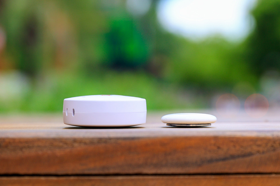 vTag cũng dày hơn khá nhiều so với AirTag. (Ảnh: Minh Sơn/Vietnam+)