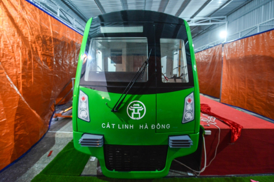 Đầu tàu có hình dạng vát, gần với hình dạng khí động học,hiện đại, năng động thường thấy ở các đoàn tàu tốc độ cao; kính chắn gió, cửa sổ trong hài hòa cùng dải tàu xuyên suốt đoàn tàu, tạo dáng vẻ hiện đại, nhanh nhẹn, năng động nhưng vẫn lịch lãm, thích hợp với phong cách, bản sắc văn hóa của Thủ đô. (Ảnh: Minh Sơn/Vietnam+)