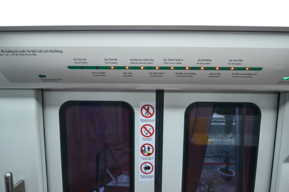 Cận cảnh bản đồ được bố trí đèn LED phía trên các cửa lên xuống, hiển thị thông tin cho hành khách đi tàu như ga đến, ga đi, thời gian,… (Ảnh: Minh Sơn/Vietnam+)