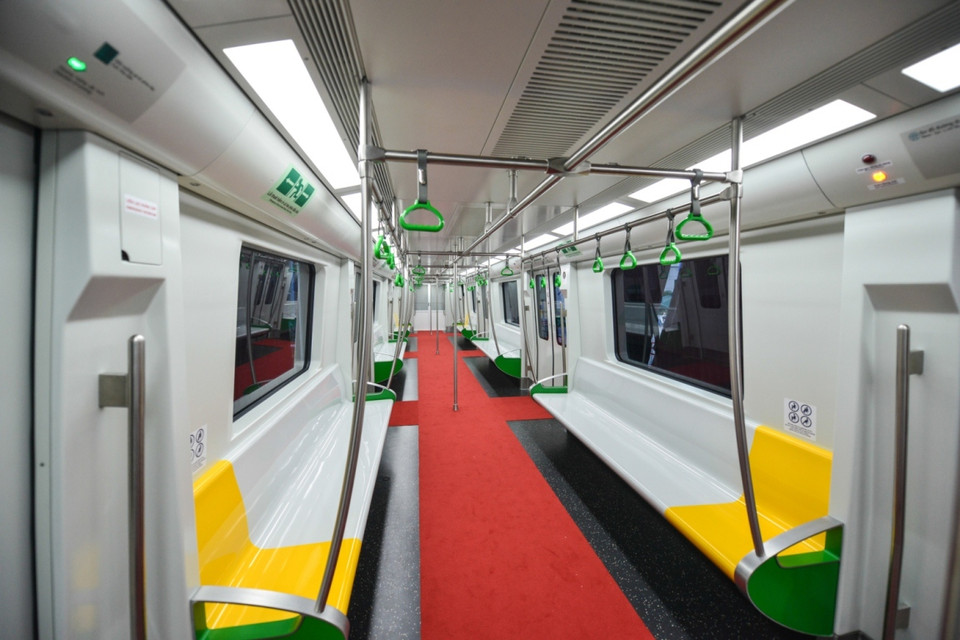 Bên trong toa tàu khá rộng khoảng 2,8 mét. Mỗi toa bố trí 6 ghế dài, 2 hàng cột cong về phía giữa toa, dọc theo lối đi giúp hành khách đứng bám ổn định khi đông. Ngoài ra hai đầu của toa xe bố trí khu vực dành cho xe lăn, ghế ngồi ưu tiên (màu vàng). (Ảnh: Minh Sơn/Vietnam+)