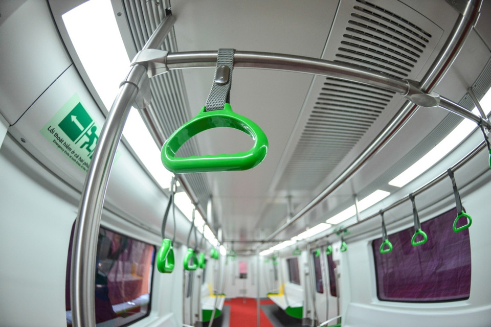 Tay nắm đoàn tàu có màu xanh được thiết kế cho hành khách cầm nắm sao cho thoải mái nhất mà vẫn đảm bảo mỹ quan. (Ảnh: Minh Sơn/Vietnam+)