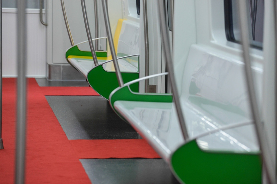 Ghế làm bằng chất liệu composite độ bền cao, dễ vệ sinh, tránh cảm giác lạnh khi ngồi. (Ảnh: Minh Sơn/Vietnam+)