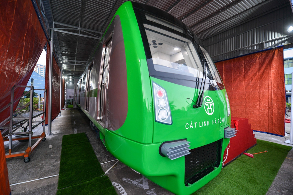 Đây là toa tàu mẫu trong 13 đoàn tàu mà Ban quản lý dự án đường sắt (Bộ Giao thông Vận tải) dự kiến mua cho dự án đường sắt đô thị Cát Linh-Hà Đông. (Ảnh: Minh Sơn/Vietnam+)