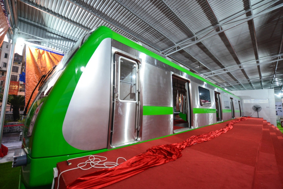 Tàu có màu chủ đạo xanh lá cây. Mỗi đoàn tàu dài 79 mét với 4 toa, trong đó 2 cabin lái nằm ở 2 phía, giữa là 2 toa xe động lực có động cơ. (Ảnh: Minh Sơn/Vietnam+)