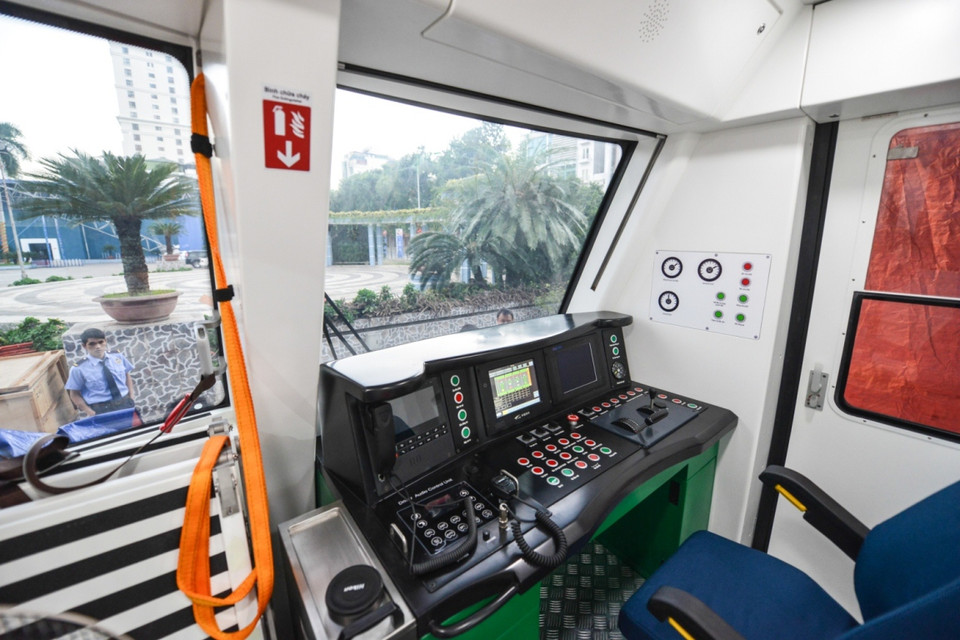 Theo ông Lê Kim Thành, Tổng giám đốc Ban quản lý dự án đường sắt, tàu do Công ty TNHH Trang thiết bị tàu điện ngầm Bắc Kinh (Trung Quốc) chế tạo và sản xuất. (Ảnh: Minh Sơn/Vietnam+)