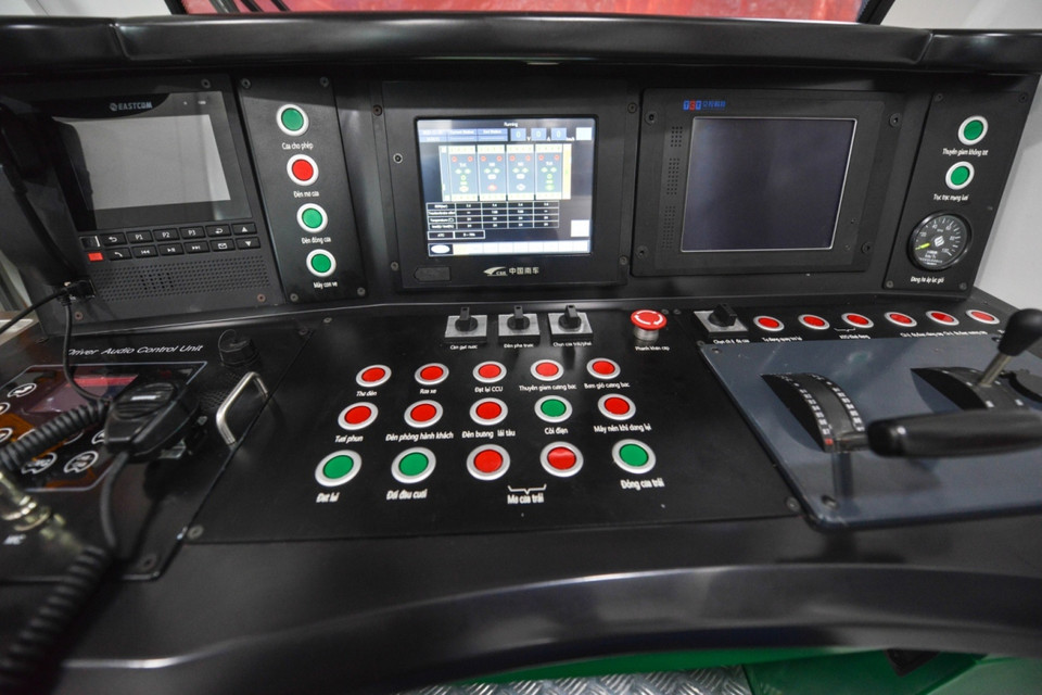 Ông Thành cho biết, đây là đầu tàu mẫu nên mọi thứ chưa hoàn thiện, một vài chi tiết buồng lái chưa đầy đủ, phía đầu chưa lắp đèn và trục kéo. (Ảnh: Minh Sơn/Vietnam+)