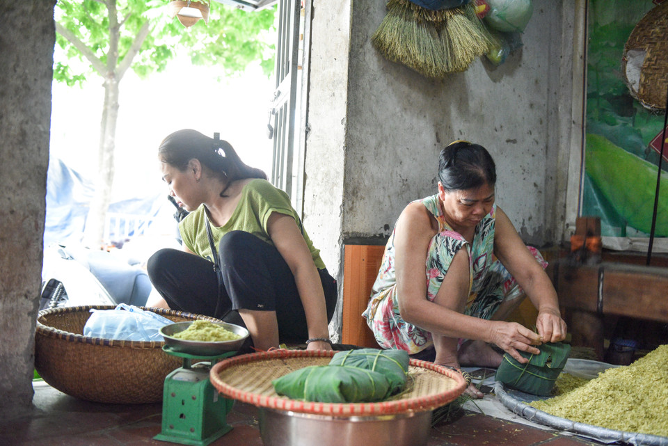 Cốm trước khi đưa ra thị trường đều được người dân kiểm tra kỹ lưỡng, tỷ mỷ. (Ảnh: PV/Vietnam+)