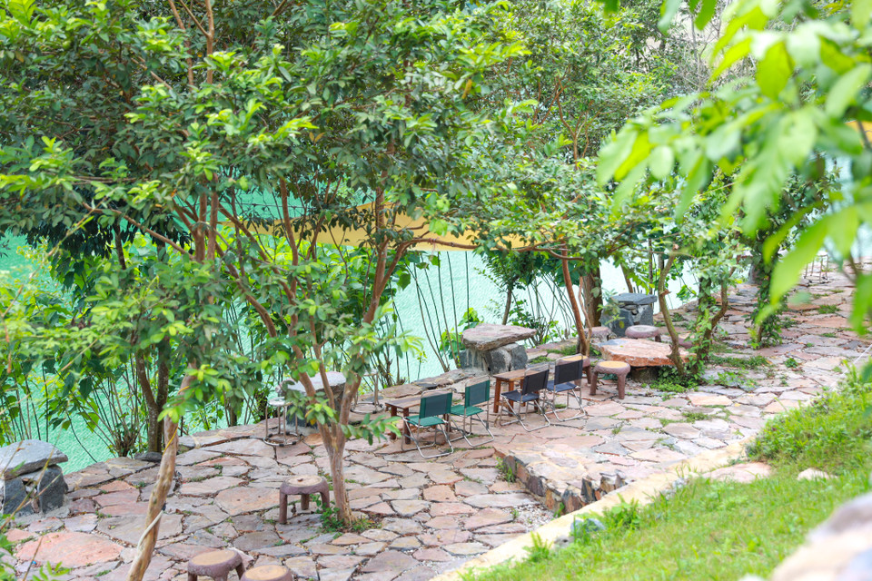 Khi tham gia hoạt động này, du khách sẽ có cảm giác đang ở một khu nghỉ dưỡng, được trải nghiệm từ tiệc nướng ngoài trời, ẩm thực của người bản địa, chèo sup, lửa trại, tản bộ quanh hồ… (Ảnh: Chí Hiếu/Vietnam+)