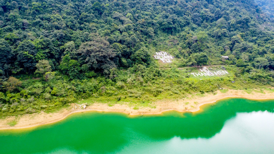 Để đến hồ Thang Hen, du khách có thể đi từ thành phố Cao Bằng theo hướng quốc lộ 3 khoảng chừng gần 21km. Sau đó tiếp tục đi theo tỉnh lộ 205 thêm khoảng 4km nữa sẽ nhìn thấy ngã rẽ bên tay trái là biển hướng dẫn vào khu du lịch sinh thái hồ Thang Hen. (Ảnh: Chí Hiếu/Vietnam+)