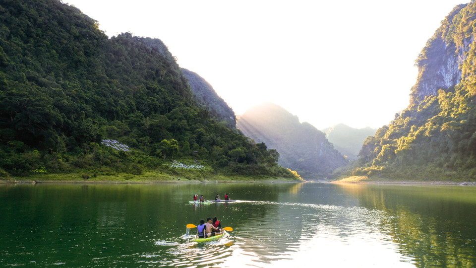 Quần thể hồ – hang – sông ngầm ở Thang Hen được thiên nhiên ban tặng cho một phong cảnh hữu tình tuyệt đẹp. (Ảnh: Chí Hiếu/Vietnam+)