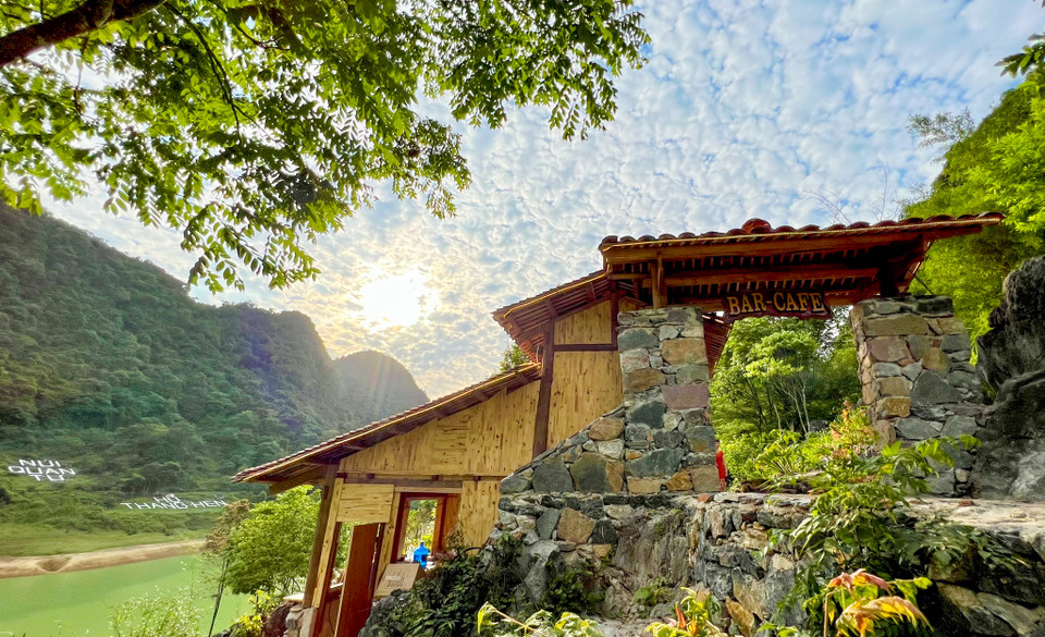 Thang Hen glamping là sự kết hợp giữa việc cắm trại dân dã và hưởng thụ các tiện nghi đầy đủ. (Ảnh: Chí Hiếu/Vietnam+)