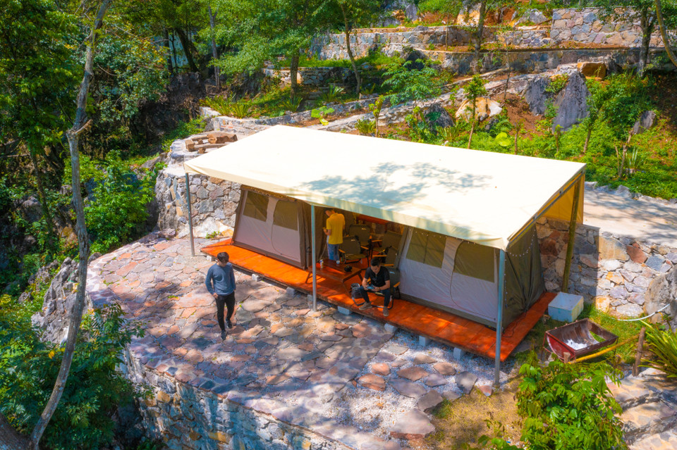 Du khách chắc chắn sẽ thấy thích thú khi vừa ngắm cảnh lại vừa chụp hình lưu lại những khoảnh khắc đáng giá. (Ảnh: Chí Hiếu/Vietnam+)