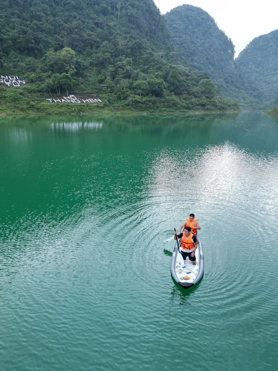 Quanh khu vực này còn khá hoang sơ nhưng đã được đầu tư một vài khu du lịch sinh thái hấp dẫn những du khách thích hình thức du lịch khám phá. (Ảnh: Chí Hiếu/Vietnam+)