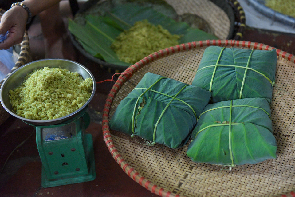 Nếu có dịp đi qua làng Mễ Trì, du khách không thể không ghé qua để mua về một gói cốm nhỏ xinh làm thức quà cho người thân, bè bạn. (Ảnh: PV/Vietnam+)