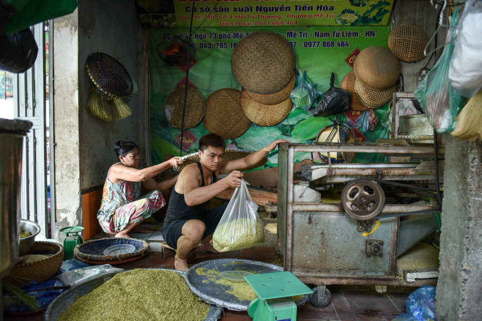 Đến Mễ Trì dịp này sẽ được chứng kiến cảnh nhộn nhịp của những người dân trong làng làm cốm. Mùi lúa non thơm ngọt thoang thoảng khắp nơi. (Ảnh: PV/Vietnam+)