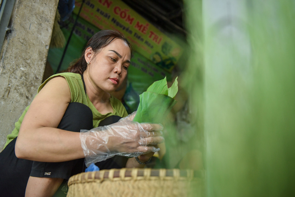 Những cân cốm tươi mới giã xong được gói trong lớp lá sen thơm nức. (Ảnh: PV/Vietnam+)