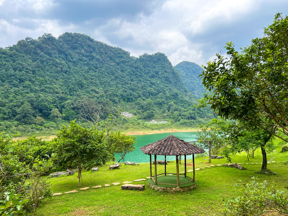 Tên hồ được đặt theo tiếng địa phương, như: Thang Vạt, Nà Ma, Thang Loỏng, Thang Hoi... có từ hàng trăm năm nay, trong đó Thang Hen là hồ lớn nhất với chiều dài gần 2.000 m, rộng 500 m và sâu tới 40 m, được bao quanh bởi những tán rừng già xen lẫn những mỏm đá tai mèo. (Ảnh: Chí Hiếu/Vietnam+)