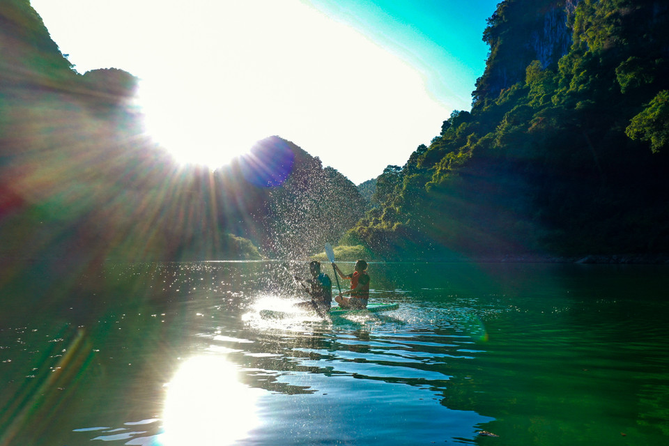 Thời tiết ở hồ Thang Hen khá dể chịu. Du khách có thể tham quan ở đây vào bất kỳ mùa nào. Tuy nhiên để đẹp nhất du khách nên đến đây vào mùa xuân, thời điểm trăm hoa đua nở. (Ảnh: Chí Hiếu/Vietnam+)