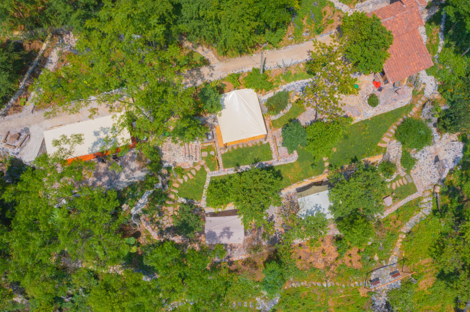 Còn nếu đến đây vào những ngày khoảng tháng 9 đến tháng 10 du khách sẽ được chứng kiến cảnh nước hồ rút rồi lại đầy lại chỉ trong vài giờ. Nếu như những hồ khác khi vào mùa lũ thường rất đục nhưng ở hồ Thang Hen nước quanh năm trong xanh màu ngọc bích. (Ảnh: Chí Hiếu/Vietnam+)