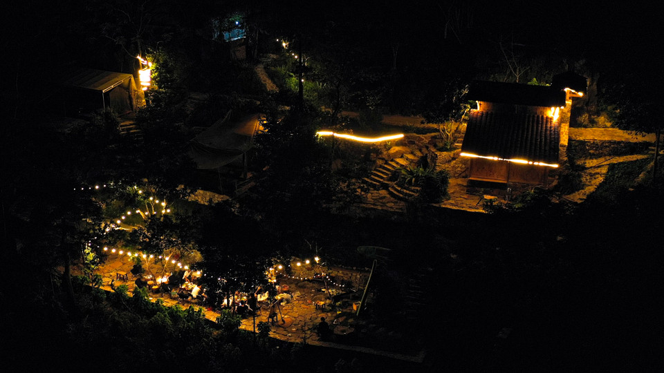 Hãy một lần thử cắm trại giữa núi rừng, du khách sẽ có một trải nghiệm không bao giờ quên. (Ảnh: Chí Hiếu/Vietnam+)