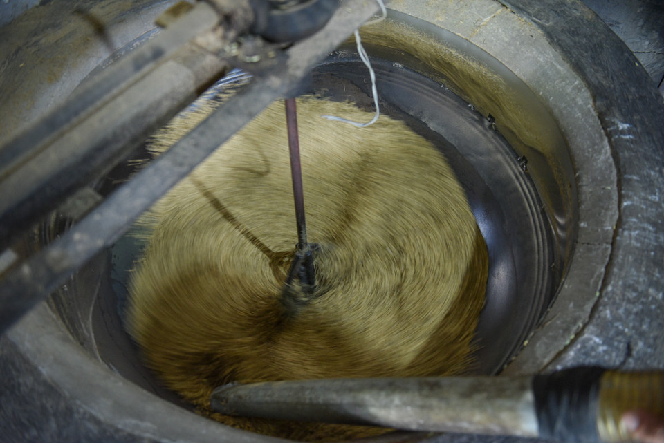 Rang cốm là một nghệ thuật, rang sao cho hạt thóc đạt độ dẻo, dai. Rang cốm truyền thống dùng củi gỗ chứ không dùng than. Lúc bắt đầu rang thì phải để to lửa, khi cốm tái thì phải giảm lửa. Mỗi mẻ rang kéo dài hơn 2 tiếng. (Ảnh: PV/Vietnam+)