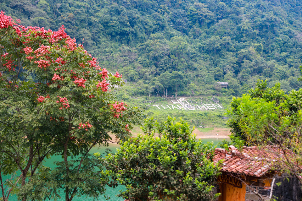 Quần thể đến nay được ghi nhận gồm 36 hồ tự nhiên liên thông với nhau qua hệ thống các hang, sông - hang ngầm, mỗi hồ cách nhau vài chục đến vài trăm mét, tất cả đều nằm trong một vùng thung lũng rộng lớn tiếp giáp giữa xã Quốc Toản (Trà Lĩnh) và xã Ngũ Lão (Hòa An). (Ảnh: Chí Hiếu/Vietnam+)