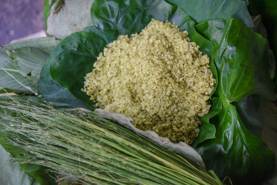 Nhiều gia đình tại làng Mễ Trì có ba, bốn thế hệ theo nghề làm cốm. (Ảnh: PV/Vietnam+)