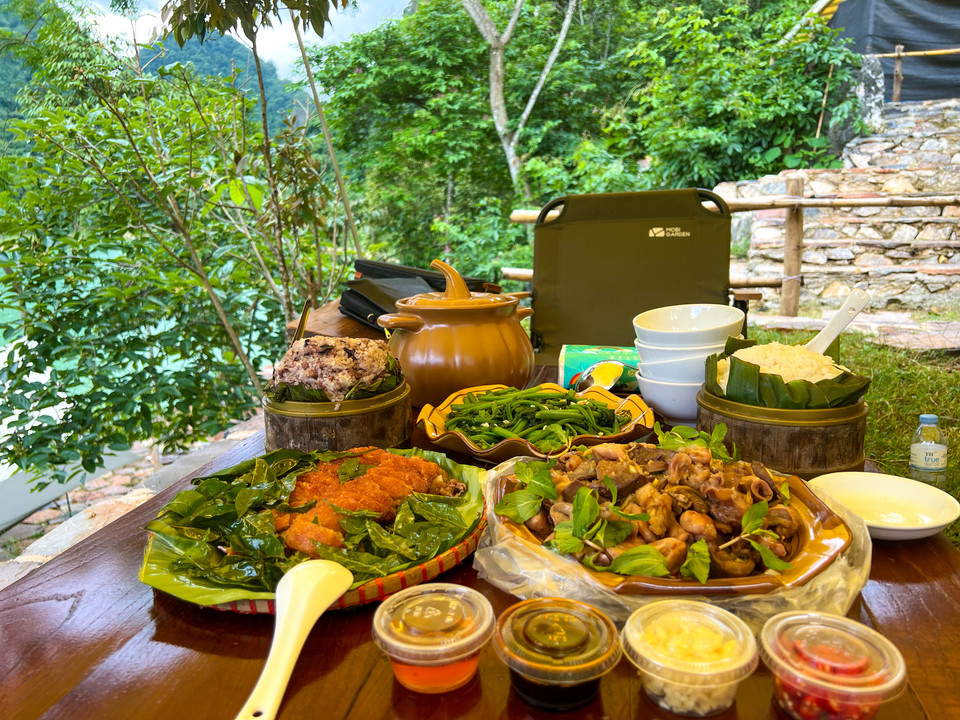 Địa điểm du lịch này vẫn giữ được những đặc tính cơ bản của camping thông thường, đó là cắm trại ở giữa thiên nhiên hoang sơ. (Ảnh: Chí Hiếu/Vietnam+)