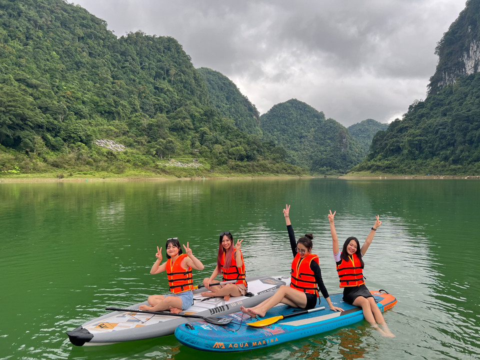 Hồ Thang Hen vào những ngày mùa lũ lớn, nước chảy đi không xuể. Nước trong hồ tràn sang các thung lũng xung quanh, tạo thành một chuỗi hồ nước mênh mông xanh ngắt với hệ thống 36 hồ. (Ảnh: Chí Hiếu/Vietnam+)