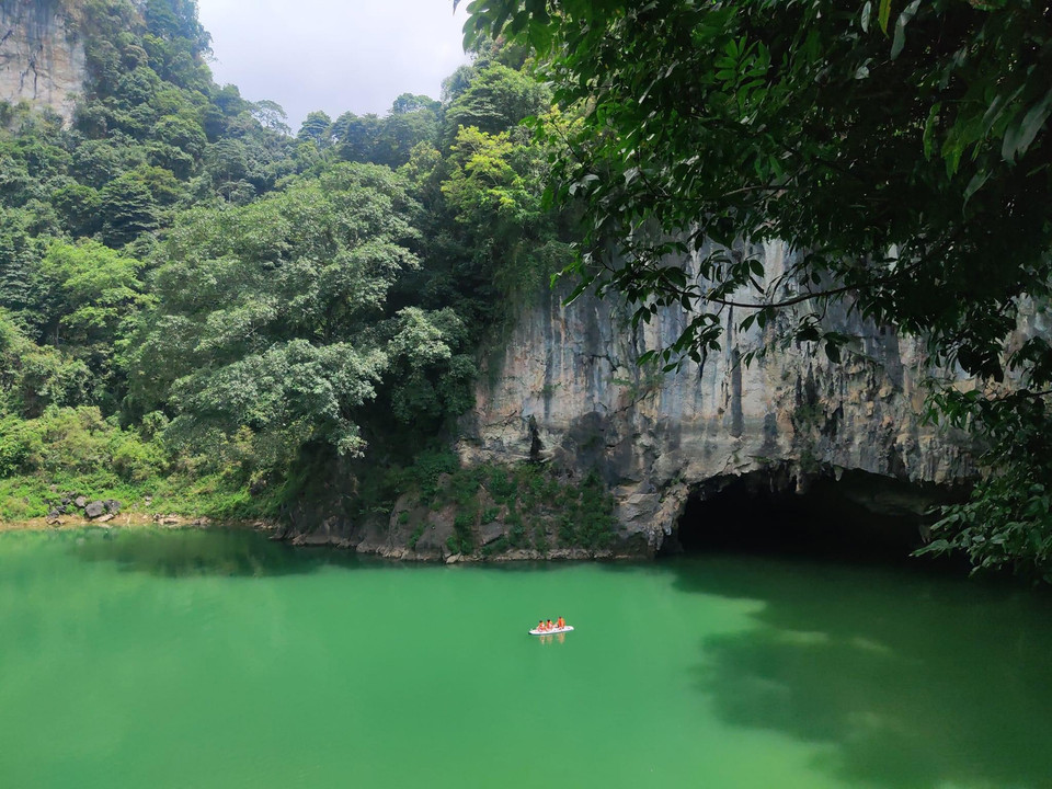 Hồ nằm ở độ cao 1.500 – 1.700m so với mực nước biển. Đây là loại hồ nước ngọt tự nhiên trên núi cao nhất Việt Nam. (Ảnh: Chí Hiếu/Vietnam+)