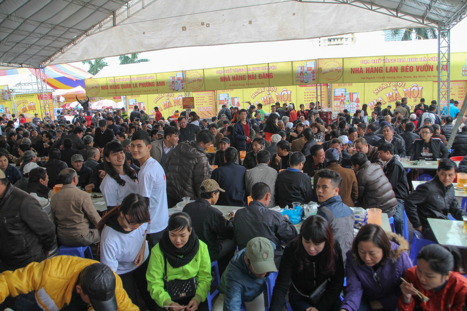 Hàng chục ngàn người đổ về chật cứng khuôn viên triển lãm Giảng Võ để thưởng thức bia miễn phí. (Ảnh Minh Sơn/Vietnam+)