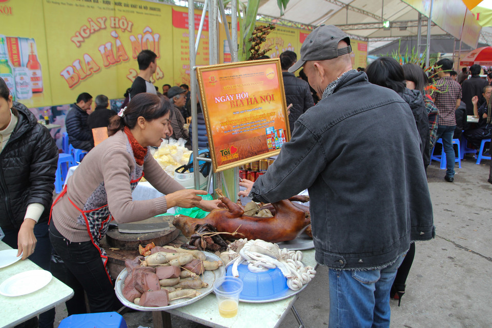 Các đặc sản của dân nhậu được rất nhiều thực khách tìm mua. (Ảnh Minh Sơn/Vietnam+)