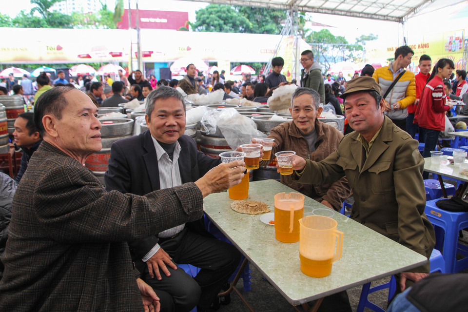 Bác Tài, một cán bộ về hưu chia sẻ: “Đây là năm thứ 3 bác tham gia lễ hội này, lần nào bác cũng rủ các anh em chiến hữu đến đây để thưởng thức bia miễn phí”. (Ảnh Minh Sơn/Vietnam+)
