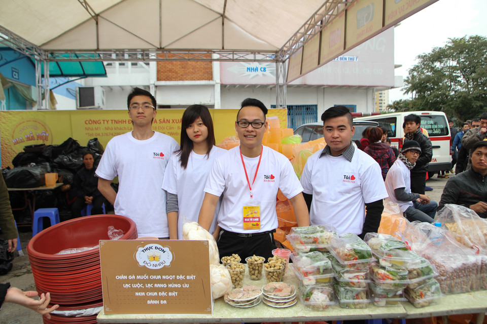 Các tình nguyện viên của Ngày hội bia sẵn sàng phục vụ thực khách. (Ảnh Minh Sơn/Vietnam+)