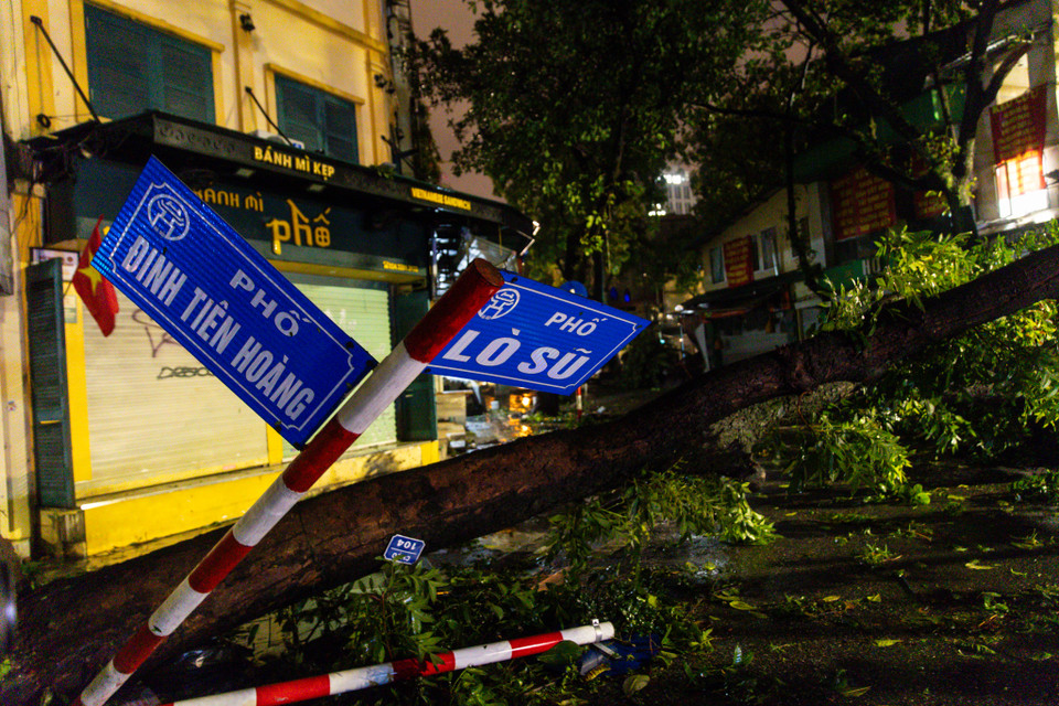 Các con đường xung quanh Hồ Hoàn Kiếm đã chứng kiến cảnh hoang tàn, cây cối gãy đổ la liệt, nhiều cành lớn bị gió quật gãy, ngã đổ. (Ảnh: Minh Sơn/Vietnam+)