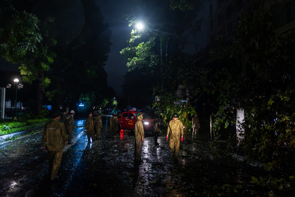 Ngay trong đêm, các lực lượng chức năng như công an, quân đội, và đội cứu hộ đã nhanh chóng được huy động để xử lý cây đổ, dọn dẹp đường phố, khôi phục lại giao thông và đảm bảo an toàn cho người dân. (Ảnh: Minh Sơn/Vietnam+)