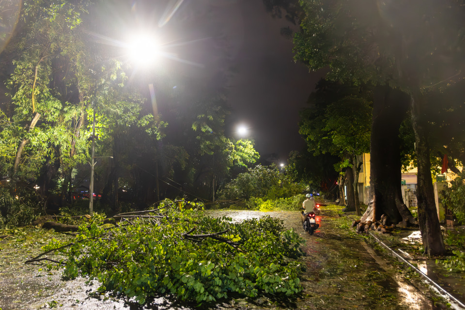Khu vực quanh Hồ Hoàn Kiếm trở nên tan hoang sau cơn bão. (Ảnh: Minh Sơn/Vietnam+)