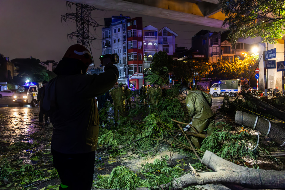 Các công ty cây xanh, điện lực và vệ sinh môi trường cũng đã được huy động tối đa nhân lực và thiết bị để nhanh chóng khắc phục tình hình, đảm bảo cuộc sống người dân sớm trở lại bình thường. (Ảnh: Minh Sơn/Vietnam+)