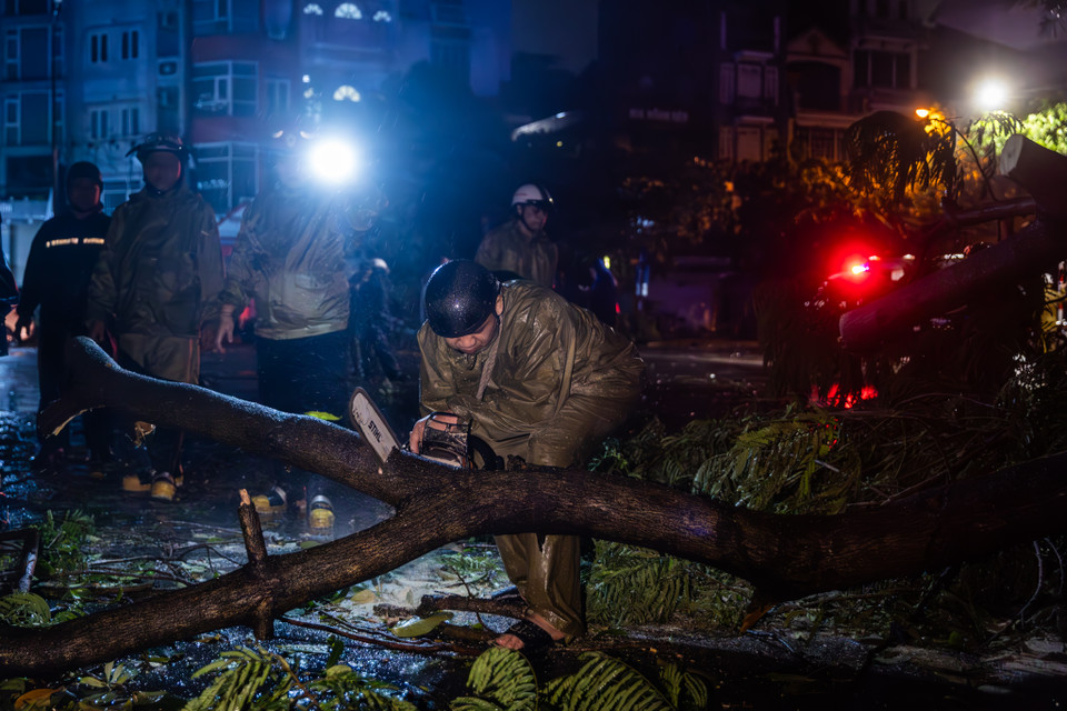 Ban Chỉ huy Phòng chống thiên tai và lực lượng chức năng tại các quận huyện trên địa bàn Thủ đô cũng phối hợp các đơn vị liên quan tiến hành dọn dẹp hiện trường, khắc phục hậu quả để đảm bảo người dân có thể trở lại cuộc sống bình thường trong thời gian sớm nhất. (Ảnh: Minh Sơn/Vietnam+)