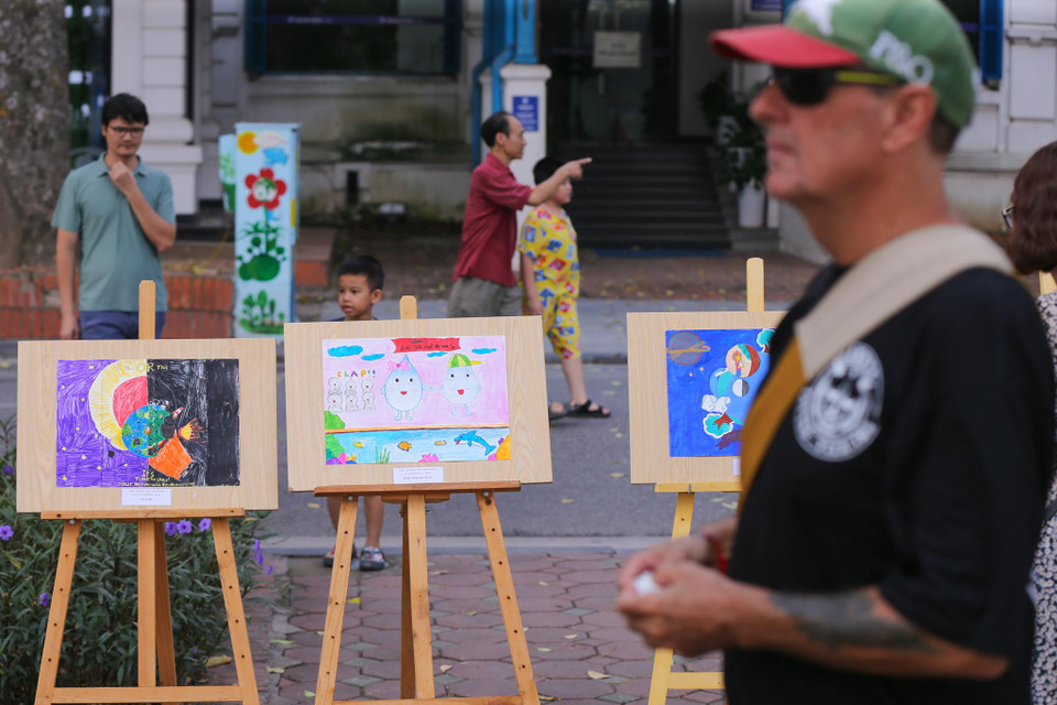 Tuy được vẽ bởi các học sinh lớp 6 nhưng các bức tranh đều hết sức ý nghĩa, thể hiện được thông điệp vì Trái đất, kêu gọi mọi người hãy bảo vệ môi trường sống của mình. (Ảnh: Minh Sơn/Vietnam+)