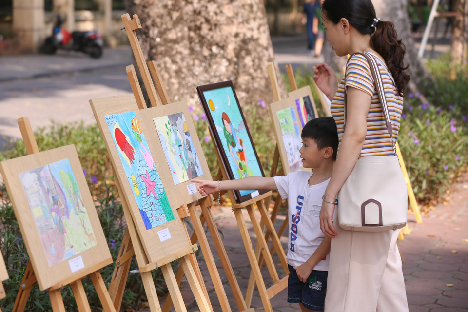 Triển lãm tranh được tổ chức vào dịp cuối tuần nên thu hút rất nhiều bạn nhỏ đến tham quan. (Ảnh: Minh Sơn/Vietnam+)
