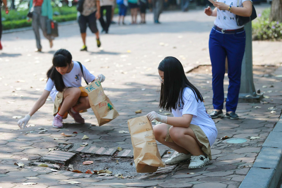 Trong ngày 6/10, các bạn học sinh trường Marie Curie cũng sẽ cùng nhau nhặt rác xung quanh khu vực Phố đi bộ Hồ Gươm. (Ảnh: Minh Sơn/Vietnam+)