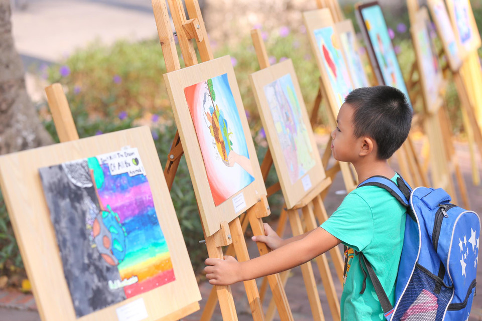 Chị Trần Hằng, một phụ huynh học sinh chia sẻ: 'Tôi cảm thấy rất hào hứng với triển lãm tranh vì môi trường do chính tay con em mình thực hiện và sẽ khuyến khích con mình tham gia những hoạt động ý nghĩa này thường xuyên hơn.' (Ảnh: Minh Sơn/Vietnam+)