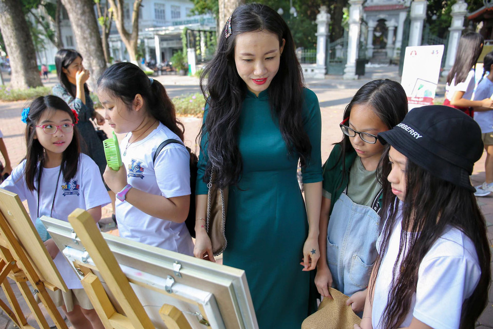 Đây cũng là hoạt động nhằm hưởng ứng năm học 'Vì môi trường' của trường Marie Curie. (Ảnh: Minh Sơn/Vietnam+)