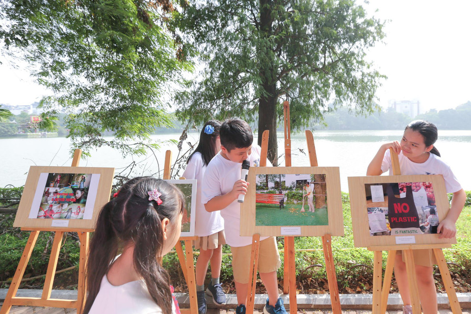 Ý tưởng này xuất phát từ các bậc phụ huynh với mong muốn cho các con trải nghiệm, góp những hành động nhỏ bé nhưng ý nghĩa để cùng chung tay bảo vệ môi trường, lan tỏa ý thức tốt đến cộng đồng. (Ảnh: Minh Sơn/Vietnam+)